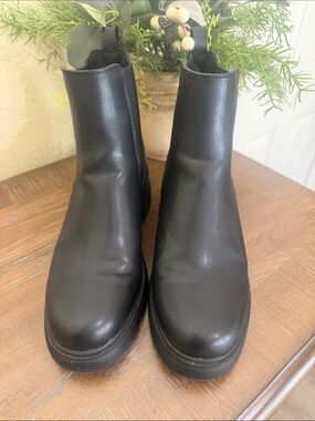 Women’s  Black Chelsea Boots - Classic Slip-On Style